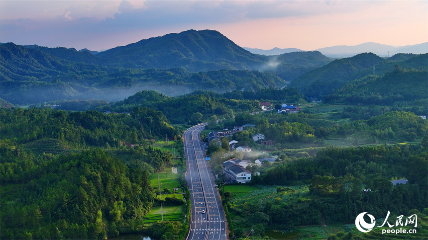 瑞金市日東鄉，蜿蜒向前的“四好農村路”與田野、山巒、碧水相映成景。人民網 朱海鵬攝