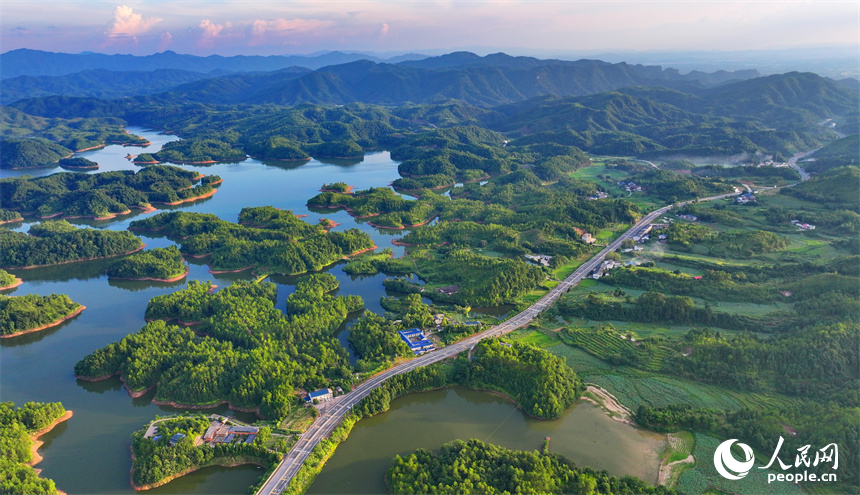 瑞金市日東鄉，蜿蜒向前的“四好農村路”與田野、山巒、碧水相映成景。人民網 朱海鵬攝