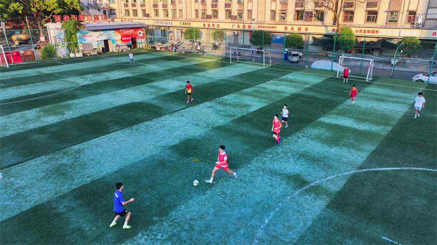 足球小將在進行訓練。