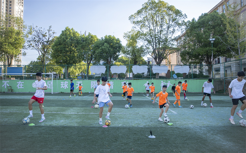 足球小將在進行訓練。