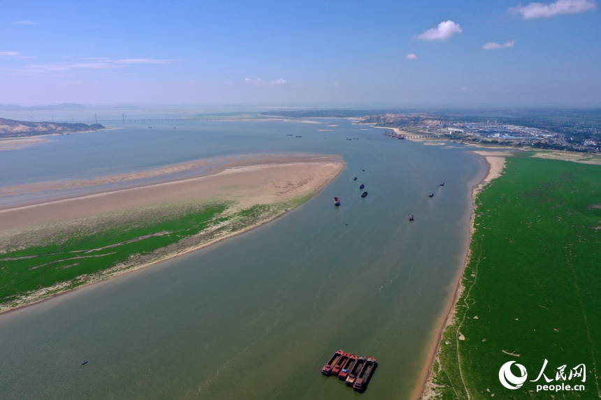 鄱陽湖主航道水位日漸下降。人民網記者 時雨攝