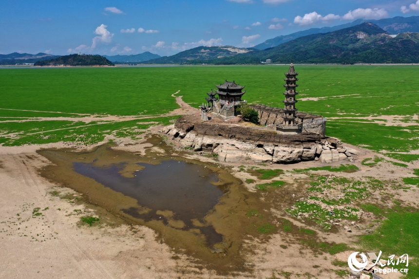 受鄱陽湖低水位影響，往年同期淹沒在湖水中的落星墩今年矗立在“草原”之中。人民網記者 時雨攝