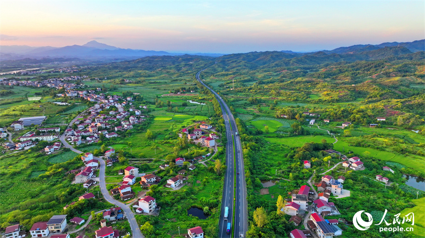 撫州市廣昌縣甘竹鎮龍溪村境內，濟廣高速公路上的車輛往來疾馳。人民網 朱海鵬攝