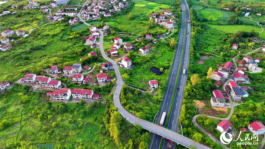 撫州市廣昌縣甘竹鎮龍溪村境內，濟廣高速公路上的車輛往來疾馳。人民網 朱海鵬攝