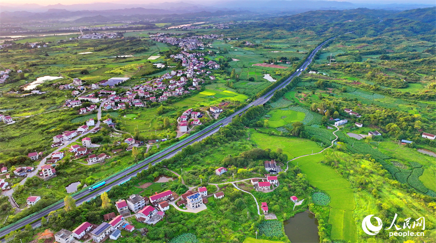 撫州市廣昌縣甘竹鎮龍溪村境內，濟廣高速公路上的車輛往來疾馳。人民網 朱海鵬攝