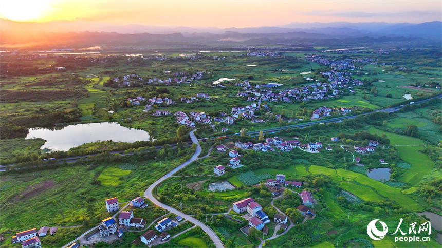 撫州市廣昌縣甘竹鎮龍溪村境內，濟廣高速公路上的車輛往來疾馳。人民網 朱海鵬攝