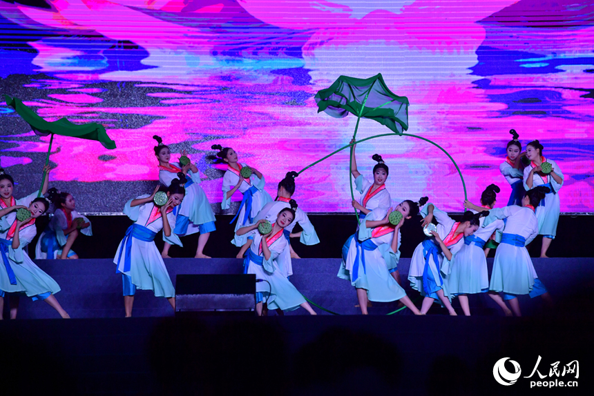 文藝晚會上的精彩演出。人民網記者 時雨攝