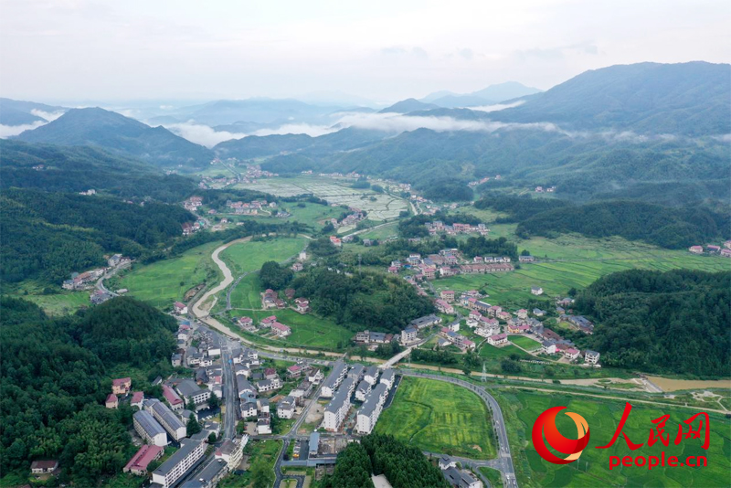 雨后的中源鄉云霧繚繞，青翠的山林、層疊的田園與山間的民宿構成一幅水墨畫卷。人民網記者 時雨攝