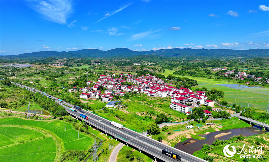 撫州市南豐縣萊溪鄉九聯村，白墻紅瓦的民居與綠色田園相互映襯，構成一幅宜居宜業和美鄉村畫卷。人民網 朱海鵬攝