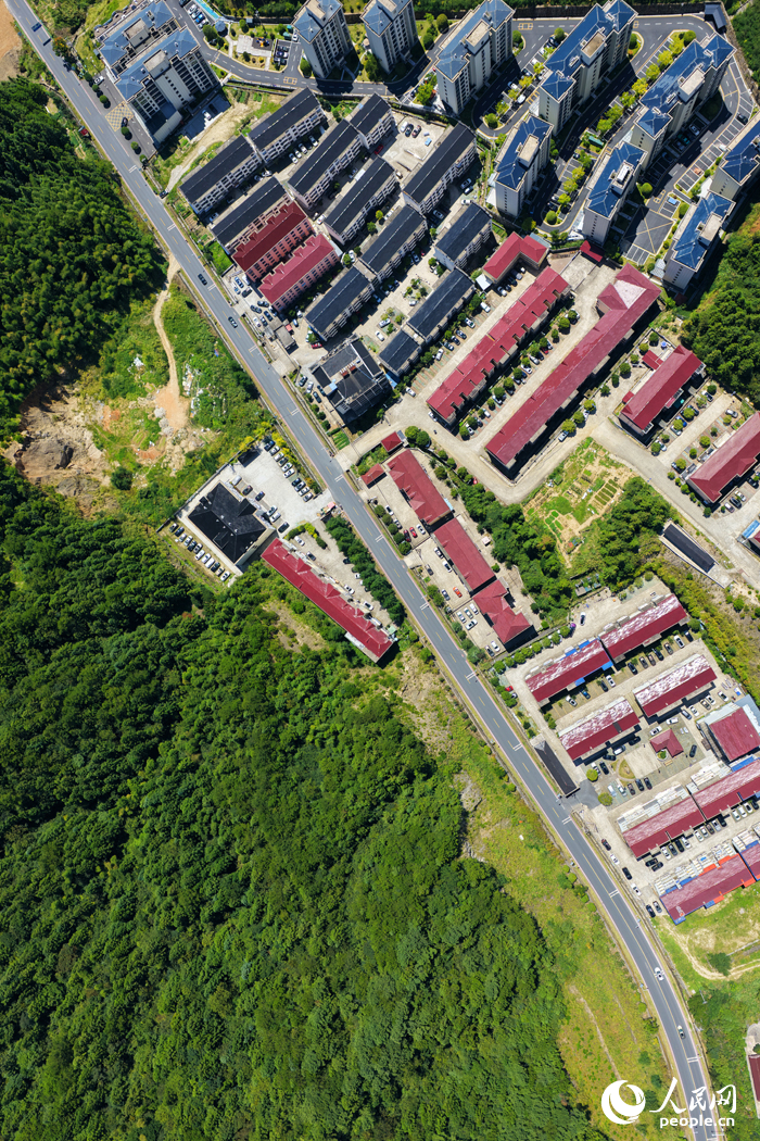 靖安縣三坪村、九仙村一帶，民居、公路、田園、溪流在群山的掩映下美如畫卷。人民網記者 毛思遠攝