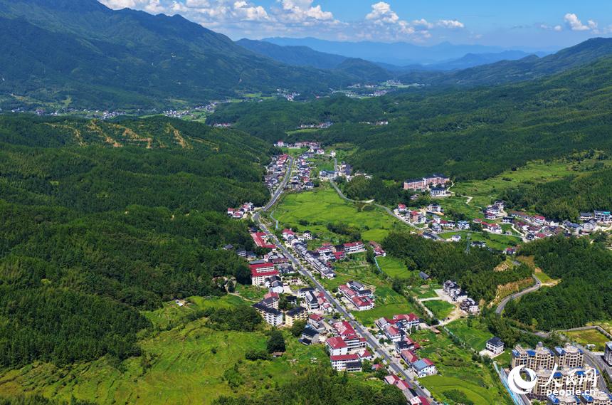 靖安縣三坪村、九仙村一帶，民居、公路、田園、溪流在群山的掩映下美如畫卷。人民網記者 毛思遠攝