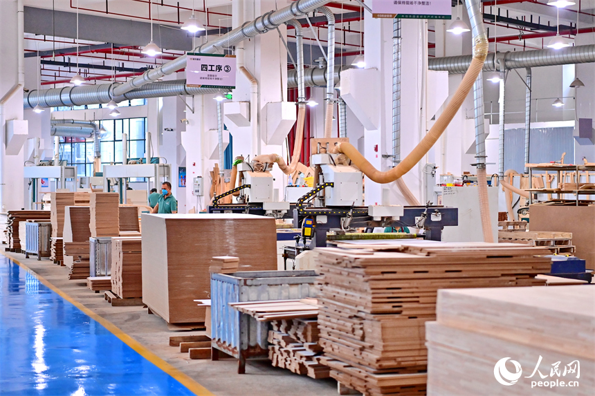 贛州市南康區的一家“工業上樓”項目家具生產企業內，工人在加工軟體家具。人民網 朱海鵬攝