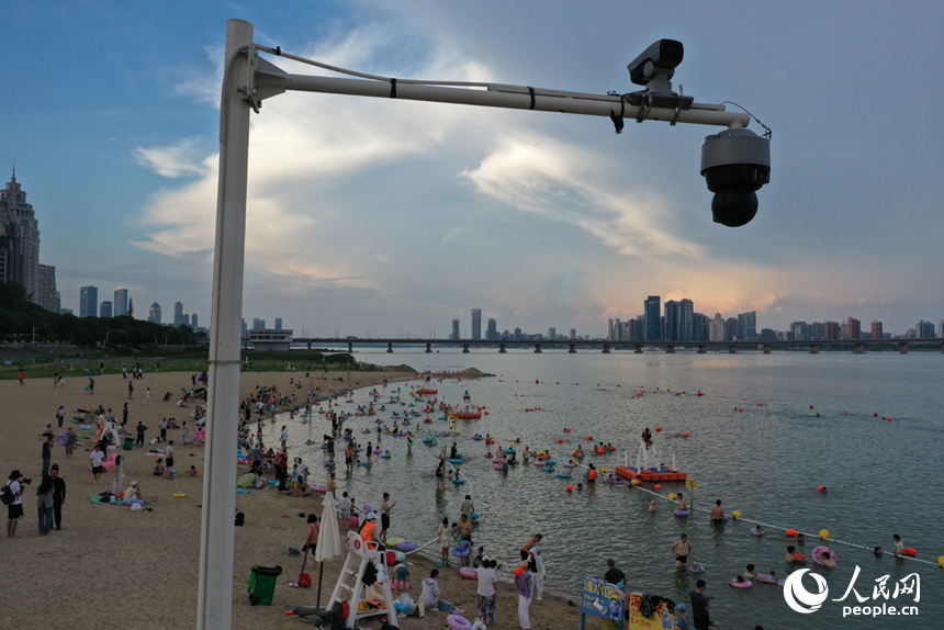摩天灣泳場共布設了24個攝像頭，進行全天候無死角實時監控。人民網記者 時雨攝