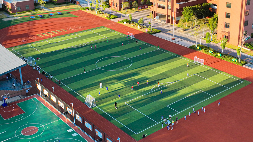 南豐縣登高小學足球場，學生正在進行足球訓練。李煜祖攝