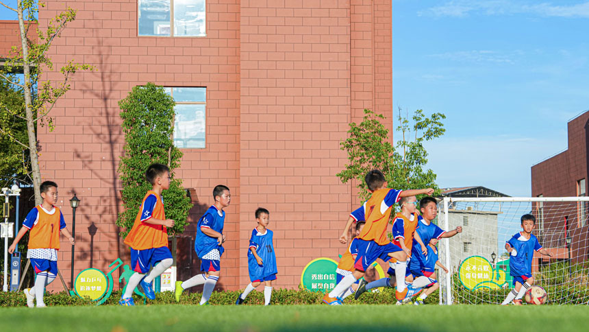 南豐縣登高小學足球場，學生正在進行足球訓練。李煜祖攝