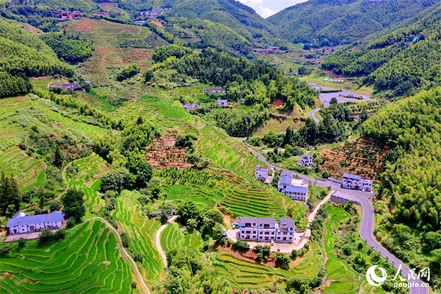 贛州市崇義縣上堡鄉，層層疊疊的梯田沿山勢綿亙蜿蜒，與錯落有致的農房、民宿相互映襯。人民網 朱海鵬攝