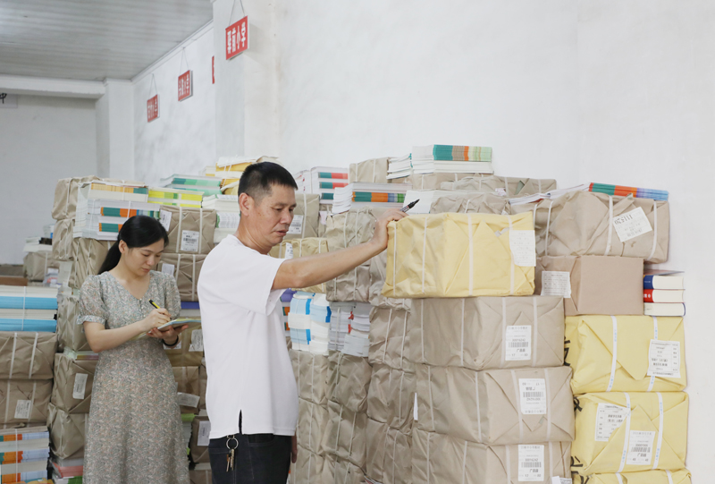全力投入秋季教材保障工作。胡媛攝