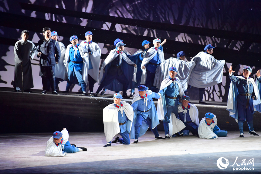 新編弋陽腔《可愛的中國》在贛劇院大劇場盛大首演。人民網記者 時雨攝