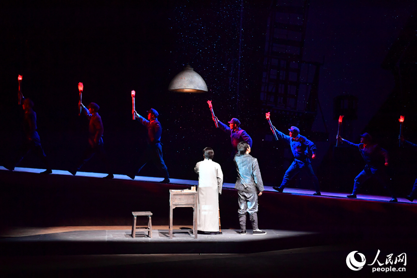 新編弋陽腔《可愛的中國》在贛劇院大劇場盛大首演。人民網記者 時雨攝