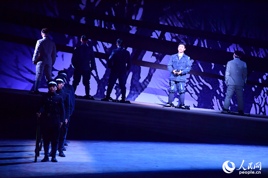 新編弋陽腔《可愛的中國》在贛劇院大劇場盛大首演。人民網記者 時雨攝