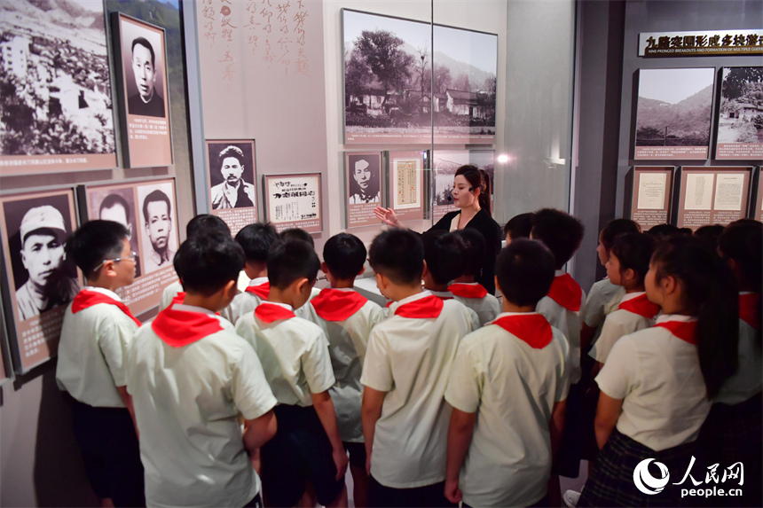 學生們參觀《鐵軍出征——新四軍從這里走來》基本陳列。人民網記者 時雨攝