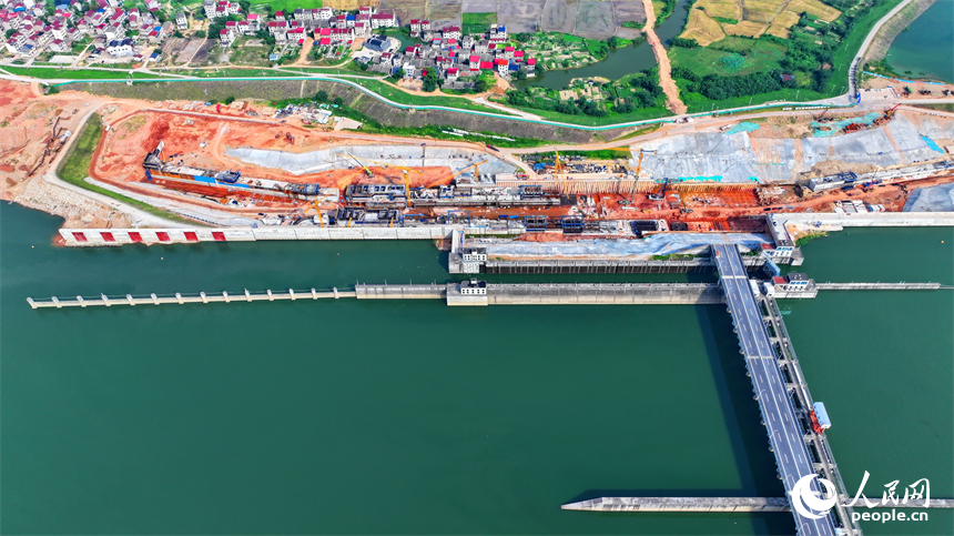 贛江龍頭山樞紐二線船閘項目工地塔吊林立，作業繁忙，工人在澆筑船閘主體。人民網 朱海鵬攝