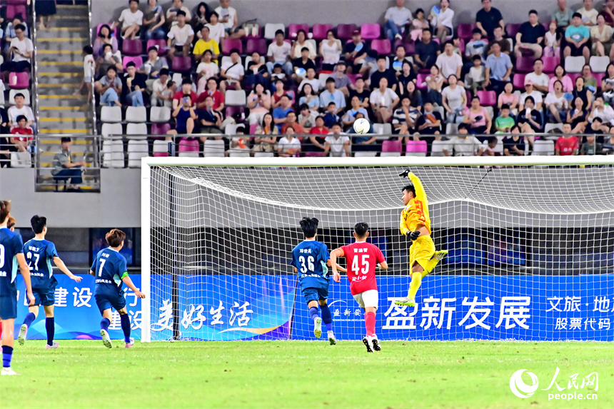 “贛超”第八輪比賽中，贛州隊球員與吉安隊球員在場上激烈拼搶。人民網 朱海鵬攝