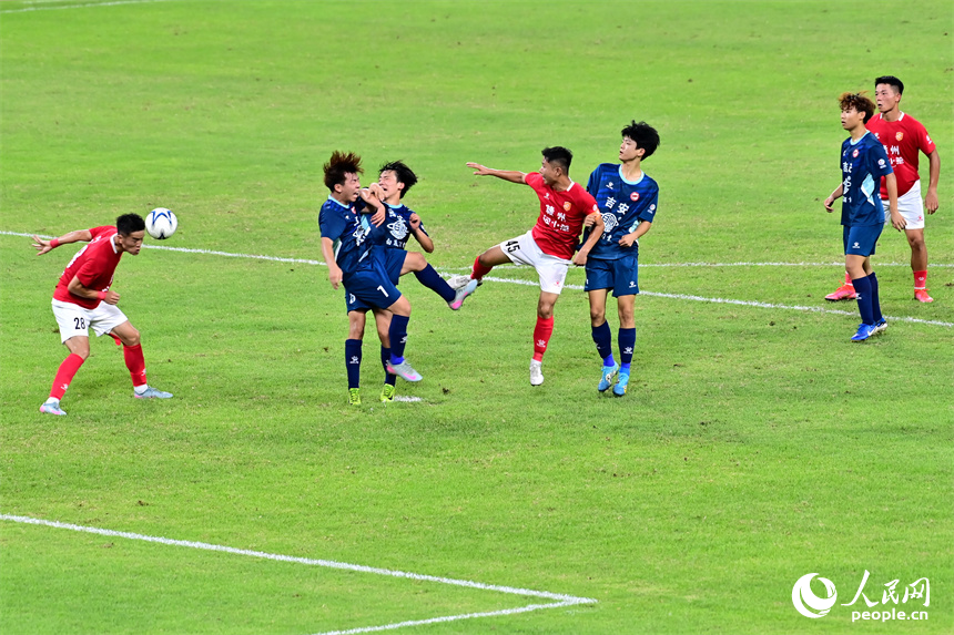 “贛超”第八輪比賽中，贛州隊球員與吉安隊球員在場上激烈拼搶。人民網 朱海鵬攝