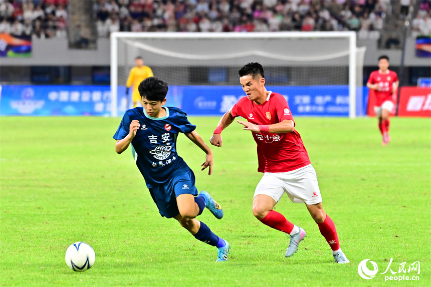 “贛超”第八輪比賽中，贛州隊球員與吉安隊球員在場上激烈拼搶。人民網 朱海鵬攝