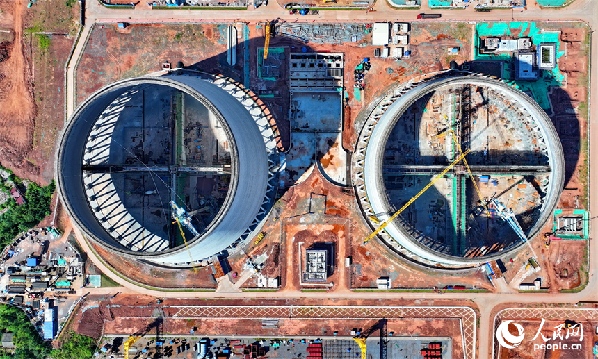 信豐電廠二期項目建設現場塔吊林立，施工作業有序，工人在吊裝鍋爐鋼結構設備。人民網 朱海鵬攝