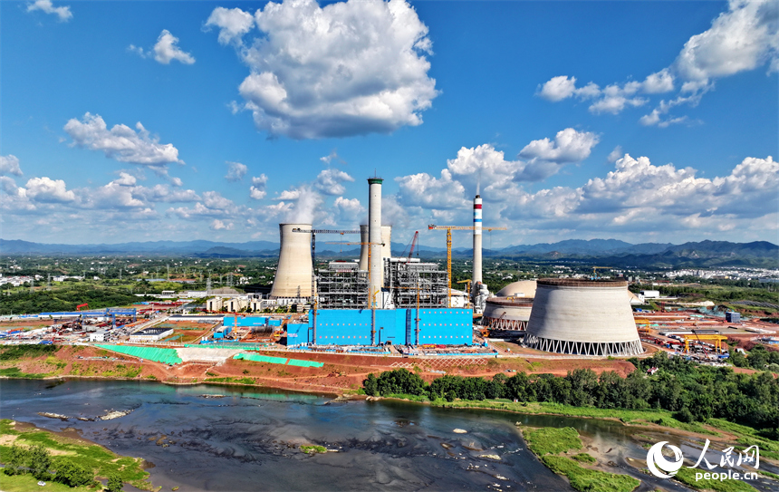 信豐電廠二期項目建設現場塔吊林立，施工作業有序，工人在吊裝鍋爐鋼結構設備。人民網 朱海鵬攝