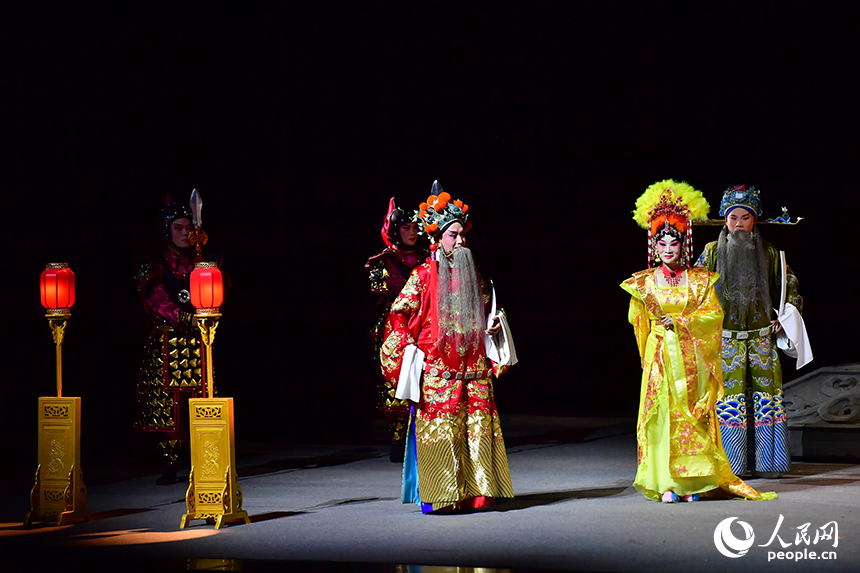 贛劇《李邇王》在南昌群星劇場精彩上演。圖為演出現場。人民網記者 時雨攝