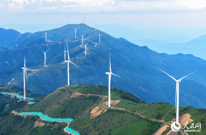 靖安縣中源鄉九嶺尖山頭，一座座風力發電機正在迎風運轉。人民網記者 毛思遠攝