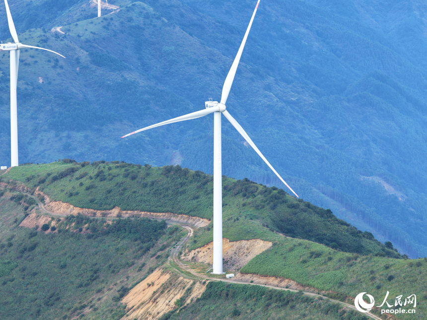 靖安縣中源鄉九嶺尖山頭，一座座風力發電機正在迎風運轉。人民網記者 毛思遠攝