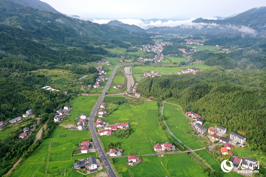 靖安縣中源鄉云霧繚繞，青翠的山林、層疊的田園與山間的民宿構成一幅水墨畫卷。人民網記者 時雨攝