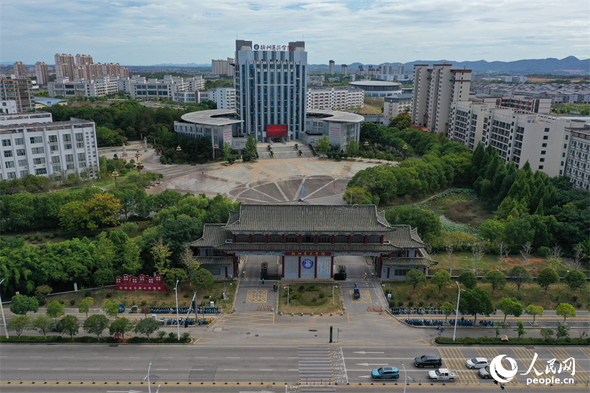 航拍鏡頭下的撫州醫藥學院校園。人民網記者 時雨攝