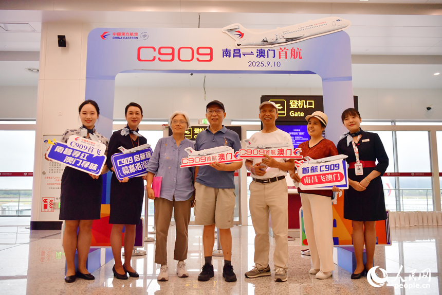 南昌昌北國際機場T1航站樓內，旅客在登機口拍照留念。人民網記者 時雨攝