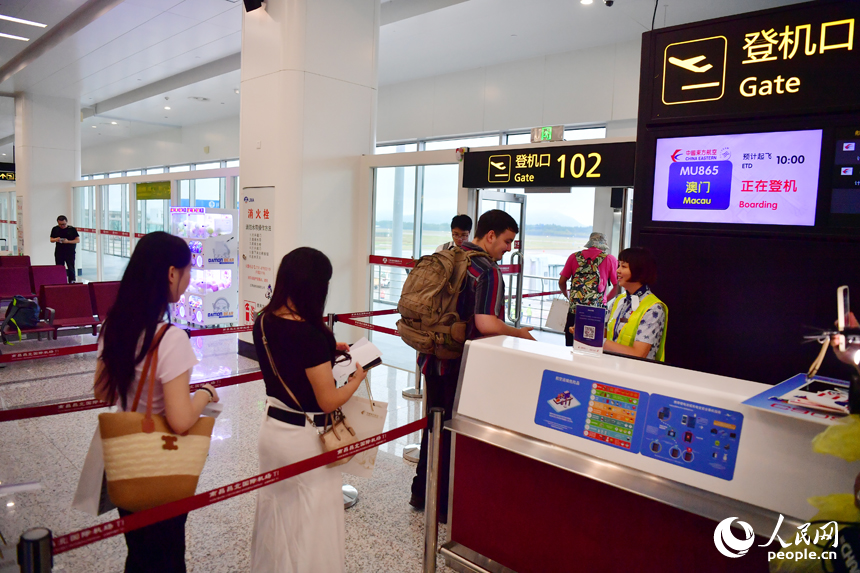 南昌昌北國際機場T1航站樓內，旅客準備登機。人民網記者 時雨攝