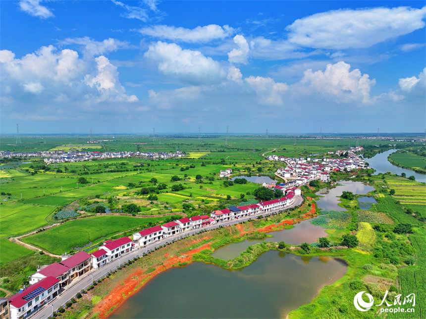 九江市永修縣三角鄉紅旗村，蜿蜒的河流與田園、農房相映成景，如同一幅秋日鄉村畫卷映入眼簾。人民網 朱海鵬攝