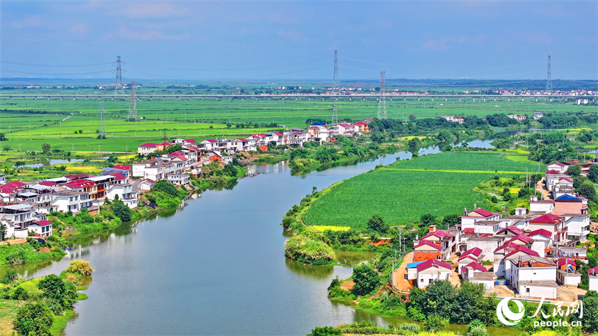 九江市永修縣三角鄉紅旗村，蜿蜒的河流與田園、農房相映成景，如同一幅秋日鄉村畫卷映入眼簾。人民網 朱海鵬攝