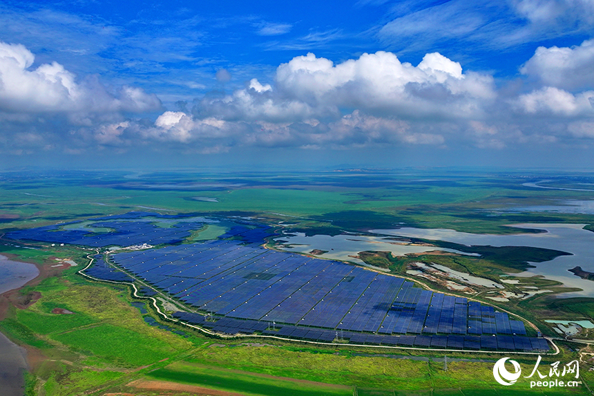 共青城市江益鎮帥家村，連片的藍色光伏發電板整齊排列、蔚為壯觀，與農田、湖泊等構成一幅色彩斑斕的田園畫卷。人民網 朱海鵬攝