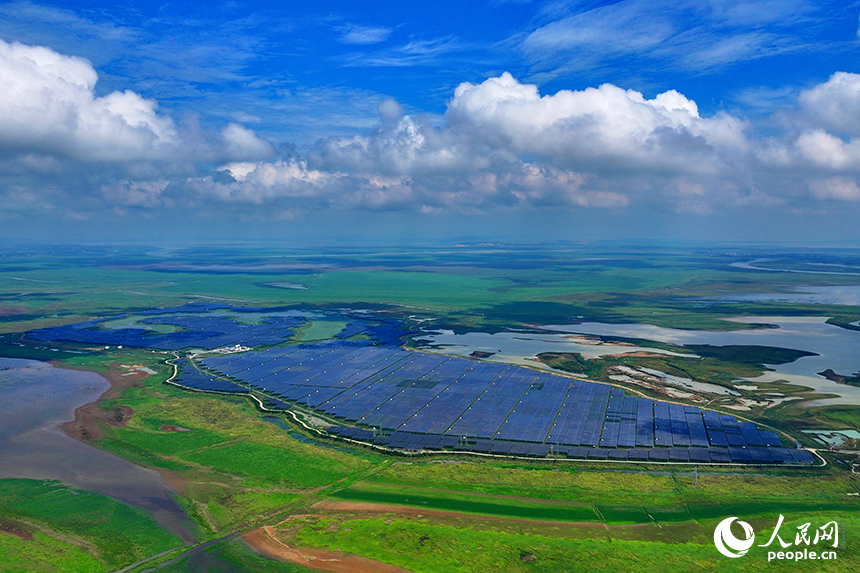 共青城市江益鎮帥家村，連片的藍色光伏發電板整齊排列、蔚為壯觀，與農田、湖泊等構成一幅色彩斑斕的田園畫卷。人民網 朱海鵬攝