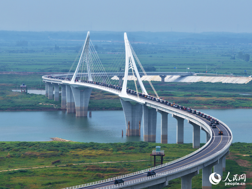 從空中俯瞰鐵河大橋，如一只凌波展翅的白鶴躍然于贛江之上。人民網記者 毛思遠攝