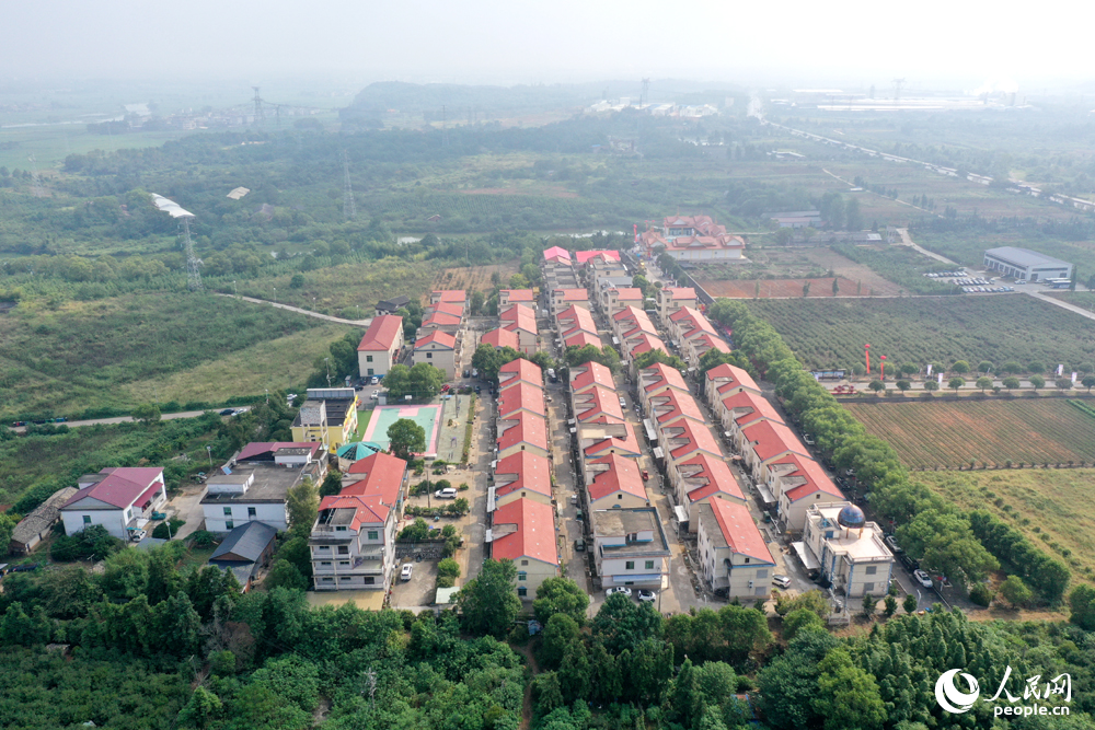 航拍鏡頭下江西上高縣敖山鎮歸僑少數民族聚居村洋林村風景秀美。人民網記者 時雨攝