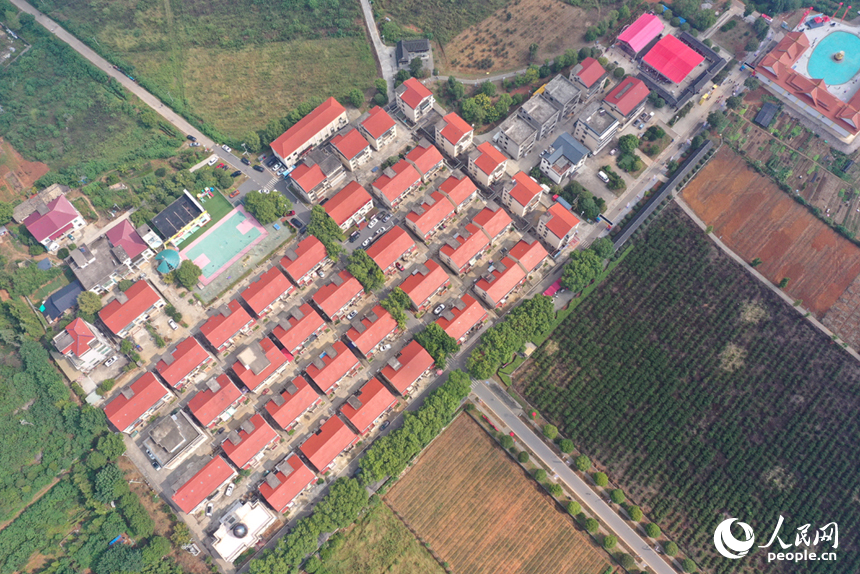 航拍鏡頭下江西上高縣敖山鎮歸僑少數民族聚居村洋林村風景秀美。人民網記者 時雨攝