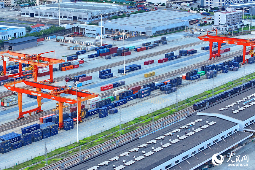 江西省贛州市南康區龍嶺鎮的贛州國際陸港運輸作業繁忙