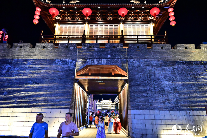 贛州市章貢區江南宋城歷史文化街區，燈光璀璨，游人如織。人民網 朱海鵬攝