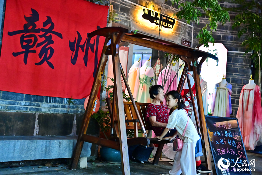 贛州市章貢區江南宋城歷史文化街區，燈光璀璨，游人如織。人民網 朱海鵬攝