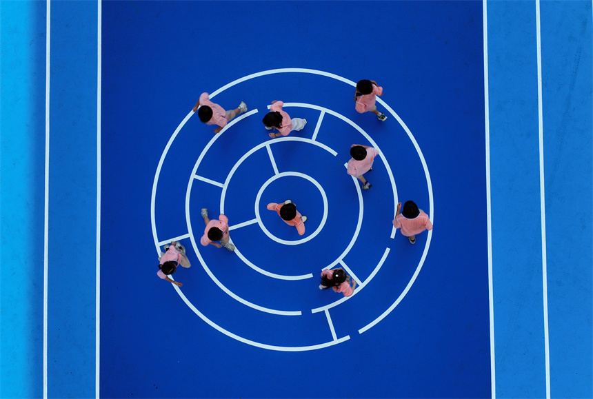 操場上，學生們在參加智慧圈游戲活動。鄧龍華攝