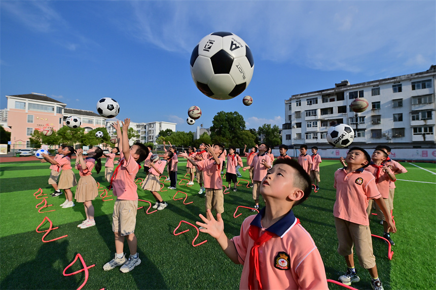 操場上，學生們在參加足球活動。鄧龍華攝